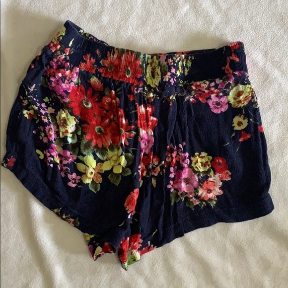 LOVE TREE Floral Shorts Size Large - Picture 3 of 6